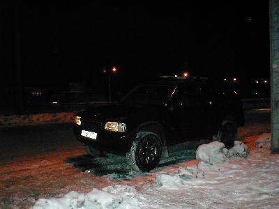 Opel Frontera в темную зимнюю ночь